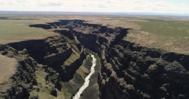 Panning de bruneau rivier over de bruneau canyon — Stockvideo