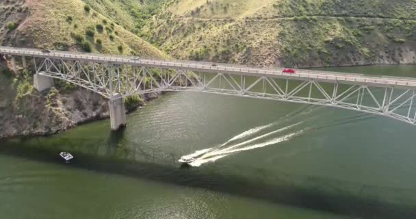 Човен під мостом з машинами — стокове відео