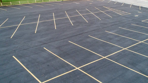Vista aérea de um parque de estacionamento vazio — Fotografia de Stock