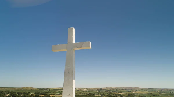 Croix blanche au sommet d'une colline — Photo