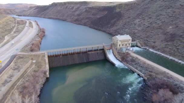 Acqua che scorre sopra le porte di una diga — Video Stock