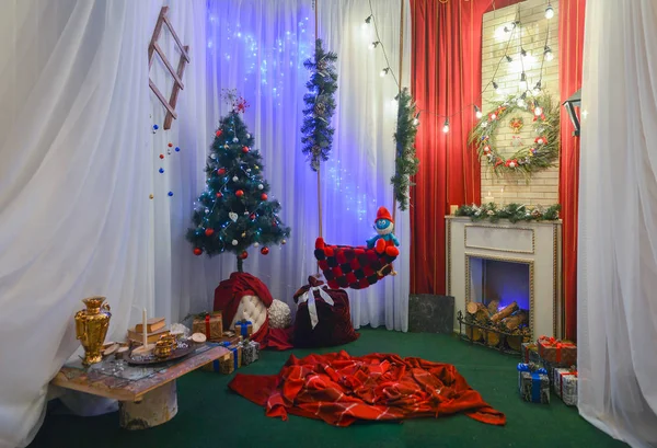 Photozone bir iç Noel, yeni yıl ile. Güzel photozone Noel süslemeleri ve Noel dekorasyonu ile. Bir arka plan, yeni yıl arka plan, Noel arka plan yaklaşırken.