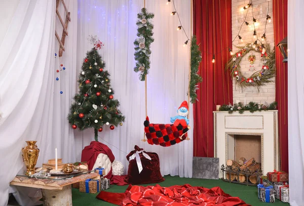 Photozone bir iç Noel, yeni yıl ile. Güzel photozone Noel süslemeleri ve Noel dekorasyonu ile. Bir arka plan, yeni yıl arka plan, Noel arka plan yaklaşırken.