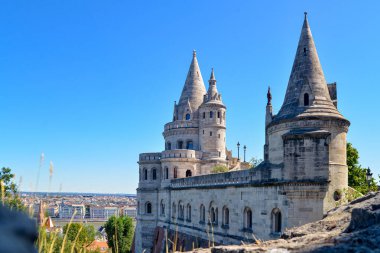 Budapeşte, hungary. Güneşli bir günde Macar parlamentosuna bakış.