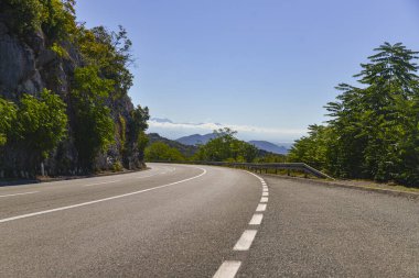 Dağların arasından yol