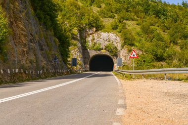 Dağlarda tüneli olan bir yol.