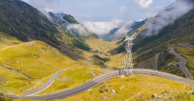 Dağın tepesinde teleferik olan güzel bir yol manzarası, tepeden güzel bir manzara.