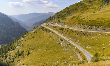 Güzel manzaralı bir dağ yolu.