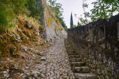 Dağlarda eski bir cadde