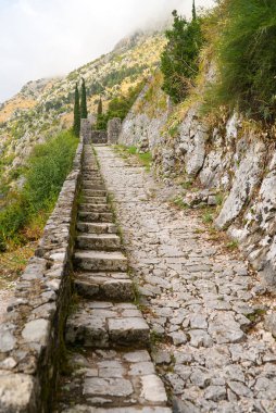 Dağ yolunda merdivenler