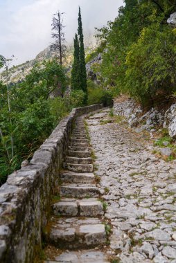 Kotor şehrinin eski taş merdivenleri, monthe gro