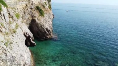 Buda 'nın yakınlarındaki Adritik Denizi azizi Nicholas' ta adanın kayasına dikey bir bakış açısı.