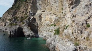 Adriyatik Denizi 'nde açık su ve kayalıklı gemilerle körfezin havadan görüntüsü.