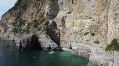 Adriyatik Denizi 'nde açık su ve kayalıklı gemilerle körfezin havadan görüntüsü.