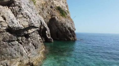 Adriyatik Denizi 'nde kristal berrak su ve uçurumların manzaralı bir ada körfezi manzarası
