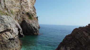 Geçen bir geminin Adriyatik Denizi 'ndeki Aziz Niklas adasından panoramik bir manzara