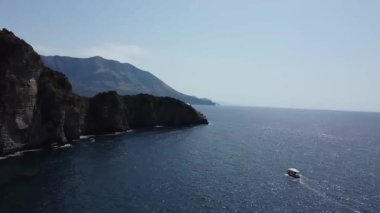 St. Nicholas Adası ve Adriyatik Denizi 'nin kayalıklı havadan panoramik manzarası.
