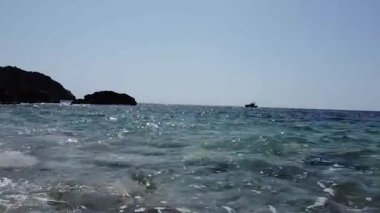 Adriyatik Denizi 'nin dalgaları üzerinde uçurumları ve berrak mavi suları gören hızlı bir uçuş.