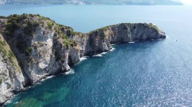 Adriyatik Denizi 'ndeki St. Nicholas Adası' nın kuş bakışı manzarası inanılmaz kayalık bir uçurum ve güneş ışınlarını yansıtan güzel mavi bir su..