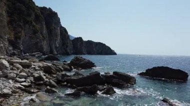 Adriyatik Denizi 'ndeki bir adanın tepelerinde inanılmaz güzel bir panoramik uçuş.