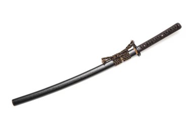 Kahverengi deri kordon kravat kavrama Japon kılıç ve beyaz arka planda izole çelik montaj ile siyah kılıç kını.