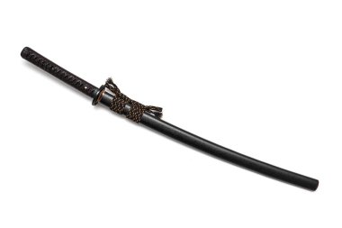 Kahverengi deri kordon kravat kavrama Japon kılıç ve beyaz arka planda izole çelik montaj ile siyah kılıç kını.