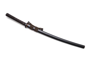 Kahverengi deri kordon kravat kavrama Japon kılıç ve beyaz arka planda izole çelik montaj ile siyah kılıç kını.