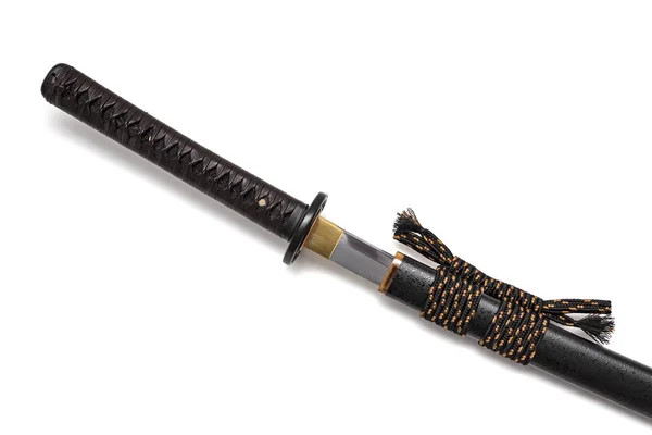 日本刀の鋼のグリップにブラウン レザー コード ネクタイ ホワイト バック グラウンドのフィットと黒鞘 — ストック写真