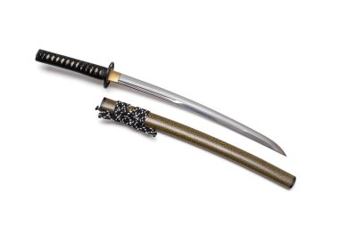 Japon kılıcının kabzasında siyah kablo bağı ve beyaz arka planda izole edilmiş çelik kaplı kılıç kılıfı..