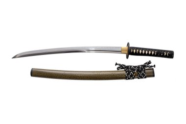 Japon kılıcının kabzasında siyah kablo bağı ve beyaz arka planda izole edilmiş çelik kaplı kılıç kılıfı..