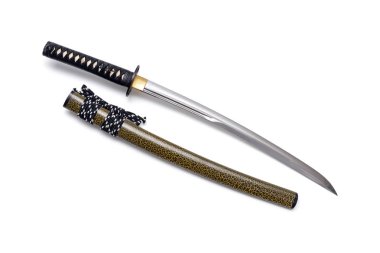 Japon kılıcının kabzasında siyah kablo bağı ve beyaz arka planda izole edilmiş çelik kaplı kılıç kılıfı..