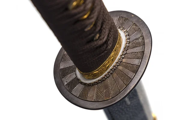 白地に孤立した鋼製の日本刀の手守 選択的焦点 — ストック写真
