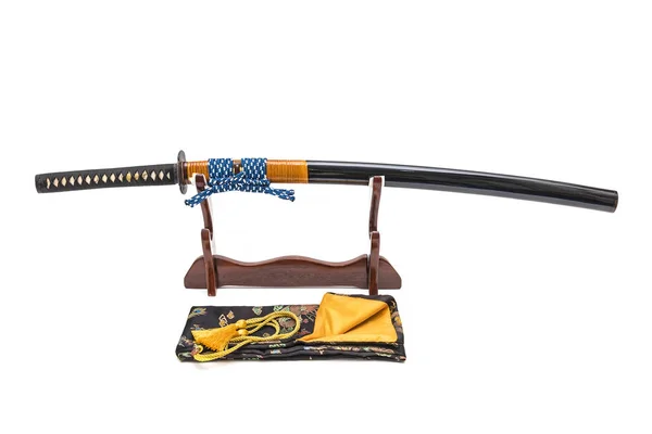 Japoński Miecz Drewnianej Podstawce Białym Tłem Czarny Worek Jedwabny Przed — Zdjęcie stockowe