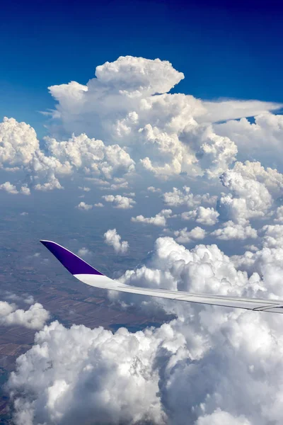 Vista Desde Ventana Del Avión Ala Sobre Nube Blanca Cielo —  Fotos de Stock