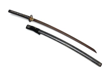 Parlak ışın deri ile Kırmızı bıçak Japon kılıç siyah kordon beyaz arka planda izole kınık sarılmış.