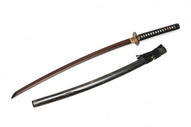 Parlak ışın deri ile Kırmızı bıçak Japon kılıç siyah kordon beyaz arka planda izole kınık sarılmış.