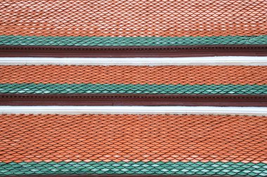 Güneşli bir günde Tayland tapınağının çatı kiremitlerinin deseni.