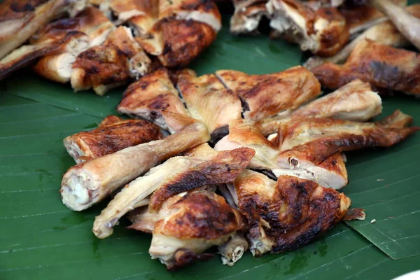 Ayam Panggang Dipotong Menjadi Potongan Potongan Dimasak Sempurna Terlihat Lezat — Stok Foto