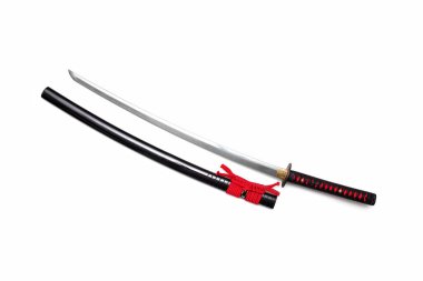 Kırmızı kordonlu, çelik montajlı ve beyaz arka planda parlak siyah kınalı Japon kılıcı. Seçici odak.