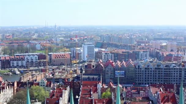 Flygfoto av floden Motława och historiska hus — Stockvideo