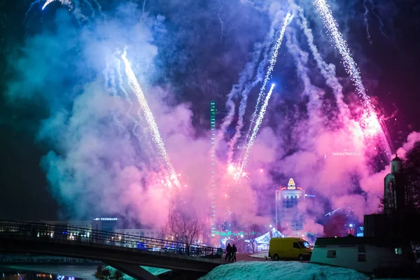 ミンスク、ベラルーシ-2019 年 1 月 1 日: 夜空に花火を爆発とカラフルな休日. — ストック写真