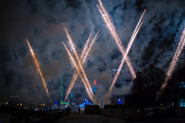 Minsk, Weißrussland -1. Januar 2019: Explosives und buntes Feiertagsfeuerwerk am Nachthimmel. — Stockfoto