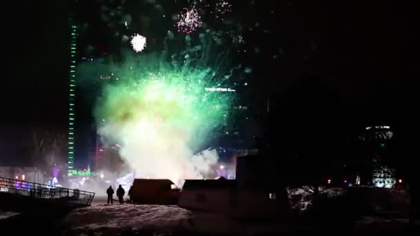 Minsk, Beyaz Rusya-1 Ocak 2019: patlayıcı ve renkli bir tatil fireworks gece gökyüzüne. — Stok video