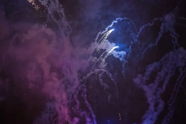 Fogos de artifício de férias explosivos e coloridos no céu noturno . — Fotografia de Stock