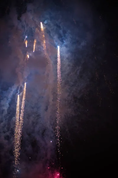Explosieve en kleurrijke vakantie vuurwerk in de nachtelijke hemel. — Stockfoto