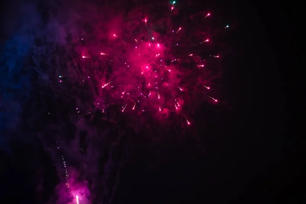 Feux d'artifice de vacances explosifs et colorés dans le ciel nocturne . — Photo