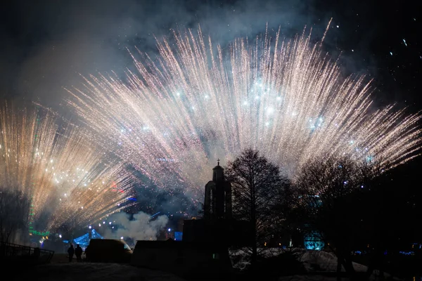 Минск, Беларусь -1 января 2019 года: Взрывной и красочный праздничный фейерверк на ночном небе . — стоковое фото
