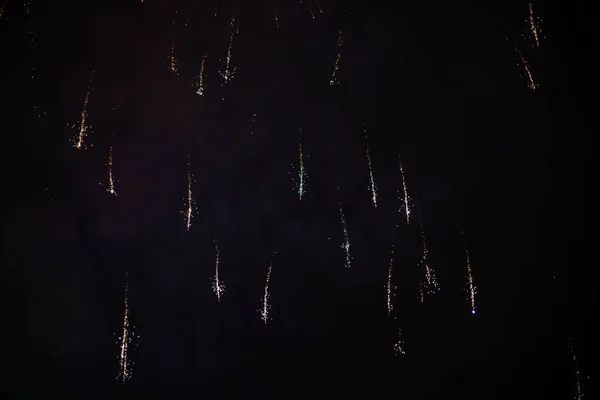 Fuochi d'artificio vacanza esplosivi e colorati di notte cielo . — Foto Stock