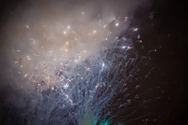 Feux d'artifice de vacances explosifs et colorés dans le ciel nocturne . — Photo