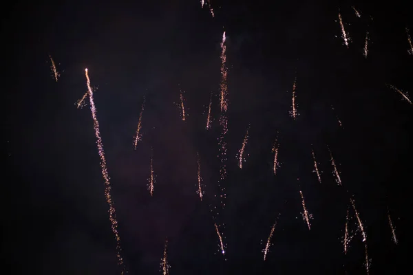 Explosieve en kleurrijke vakantie vuurwerk in de nachtelijke hemel. — Stockfoto